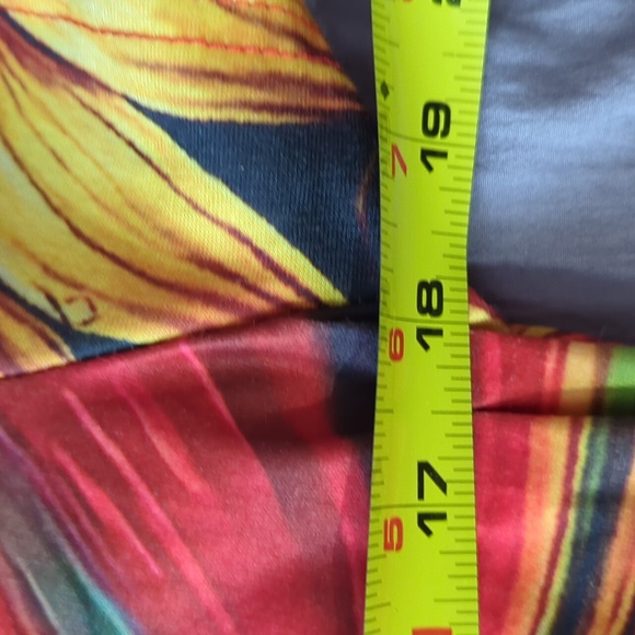 Vibrant Sunflower Print V-Neck Top - Picture 4 of 5